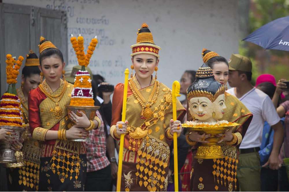 Femmes laotiennes en costumes traditionnels lors d'un festival